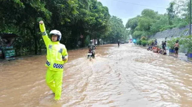 Polres Banjar Sigap Atasi Banjir di Jalan Nasional Siliwangi, Lalu Lintas Kembali Lancar