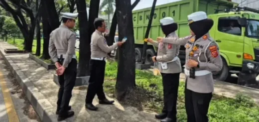 Polres Sumedang Tingkatkan Keamanan Jalur Bandung-Garut dengan Pemasangan Alat Pemantul Cahaya di Titik Rawan Kecelakaan