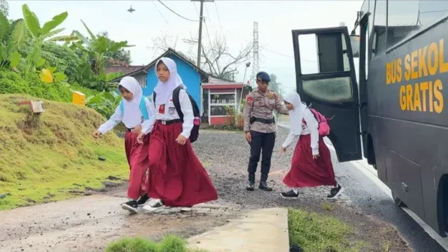 Brimob Polda Jabar Hadirkan Bus Sekolah Gratis di Tasikmalaya, Wujud Kepedulian untuk Generasi Muda