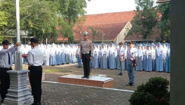 Panit Lantas Polsek Banjar Jadi Pembina Upacara di SMAN 1 Banjar, Ingatkan Pelajar Tertib Lalu Lintas