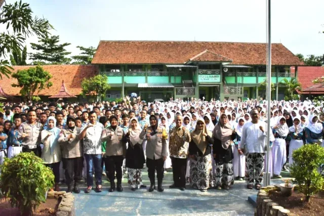 Polresta Cirebon Gelar Police Goes To School di SMPN 1 Sumber, Edukasi Pelajar Cegah Kenakalan Remaja