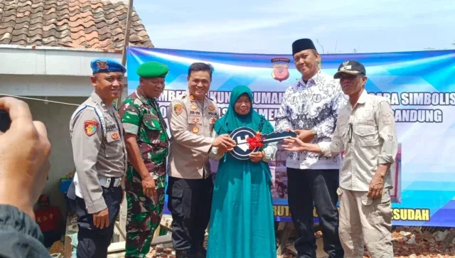 Lagi-Lagi Kapolsek Pameungpeuk Polresta Bandung Bangun Rumah Bagi Warga