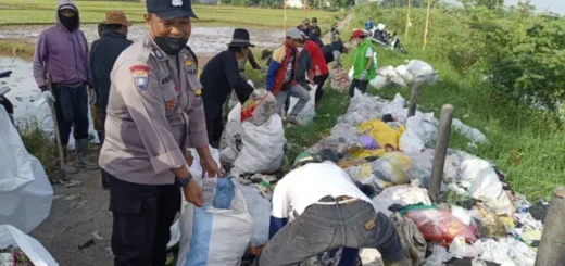 Gotong Royong Bersihkan Bantaran Sungai Citarik di Rancaekek, Wujud Sinergi Jaga Lingkungan