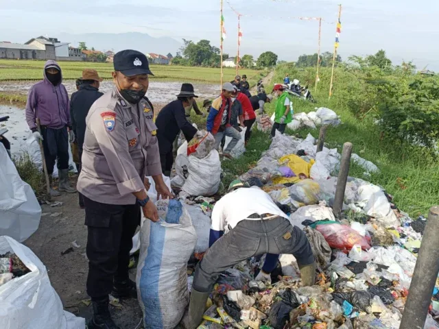 Gotong Royong Bersihkan Bantaran Sungai Citarik di Rancaekek, Wujud Sinergi Jaga Lingkungan