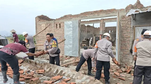 Pasca Puting Beliung di Desa Slangit, Brimob Polda Jabar Bergerak Cepat Bersihkan Puing dan Pohon Tumbang
