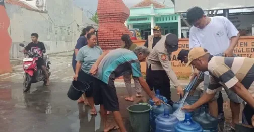 Air Sumur Keruh Akibat Banjir, Polresta Cirebon Kirim 9.000 Liter Air Bersih ke Warga Waled Cirebon