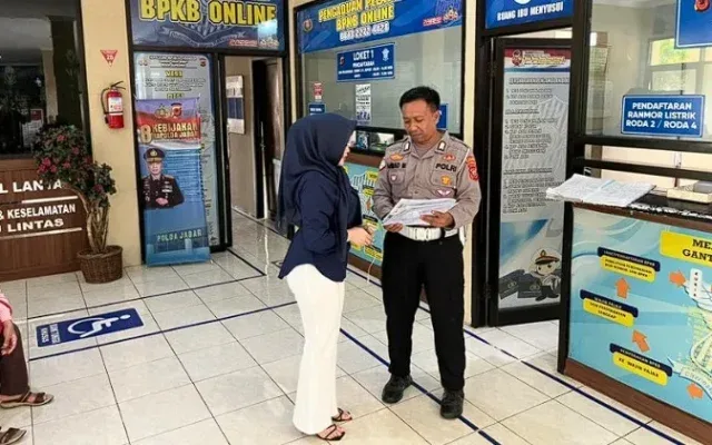 Ciptakan Komunikasi Sersan (Serius tapi Santai), Satlantas Polres Sumedang Gencarkan ‘Polantas Menyapa’