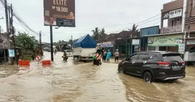 Dampak Banjir Sungai Citanduy, 50 Personel Polres Pangandaran Turun Tangan Atasi Kemacetan