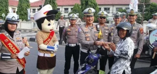 Peringati Hari Guru Nasional, Satlantas Polres Majalengka Bagikan Cokelat dan Helm untuk Para Guru