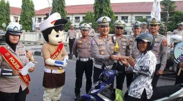 Peringati Hari Guru Nasional, Satlantas Polres Majalengka Bagikan Cokelat dan Helm untuk Para Guru