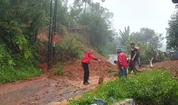 Aksi Cepat Tanggap Polsek Banjarwangi dan Warga: Bersihkan Longsor di Jalan Cikajang-Banjarwangi Agar Lalin Normal Kembali