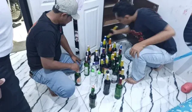 Perangi Kriminalitas, Polresta Cirebon Sita Puluhan Botol Miras di Plered