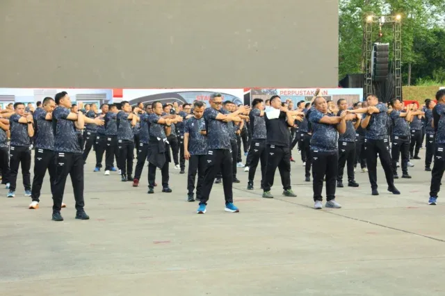Jelang Pemberian Materi Apel Kasatwil 2025, Kapolda dan Kapolres se Indonesia Olahraga Bersama