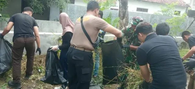 Grage Mall Cirebon Rayakan HUT ke-29 dengan Aksi Bersih Sungai Cigujeg