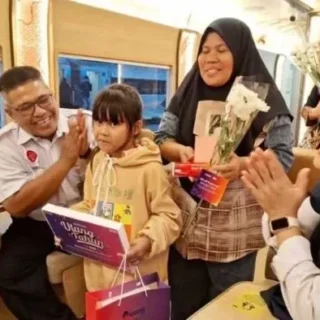 Hari Ibu, KAI Daop 3 Cirebon Beri Kejutan Manis untuk Penumpang Kereta