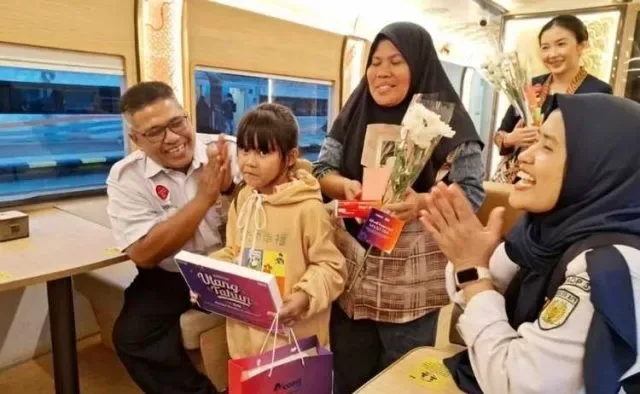 Hari Ibu, KAI Daop 3 Cirebon Beri Kejutan Manis untuk Penumpang Kereta