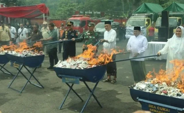 Rokok Ilegal Senilai Rp5,8 Miliar Dimusnahkan di Kabupaten Semarang