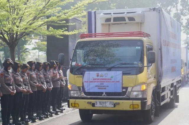 Polda Jabar Berangkatkan 9 Truk Bantuan Kemanusiaan untuk Korban Bencana Sumatera