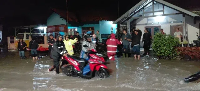 Polresta Cirebon Bantu Pengendara Saat Banjir Terjang Kanci Kulon Kabupaten Cirebon