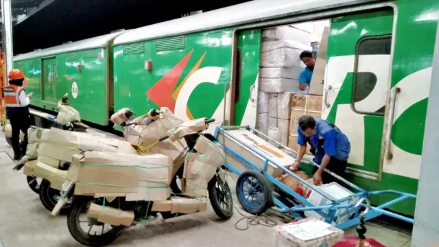KAI Daop 3 Cirebon Dukung Program Angkut Motor Gratis Nataru 2025/2026