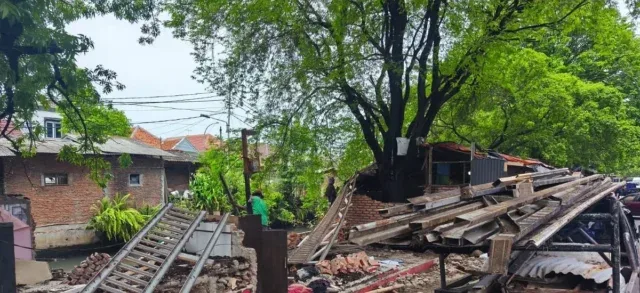 Jelang Penertiban, Pedagang Kalibaru Selatan Kota Cirebon Pilih Bongkar Lapak Sendiri