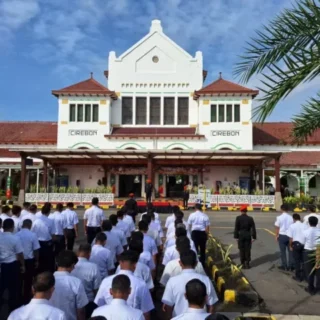 KAI Daop 3 Cirebon Gelar Pasukan Sambut Angkutan Natal 2025 dan Tahun Baru 2026