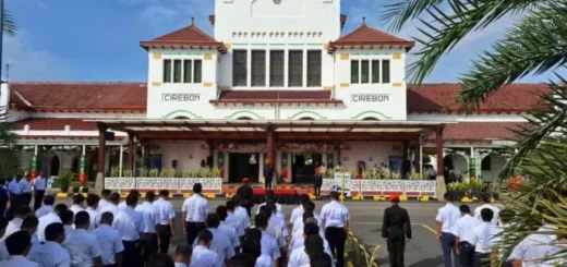 KAI Daop 3 Cirebon Gelar Pasukan Sambut Angkutan Natal 2025 dan Tahun Baru 2026