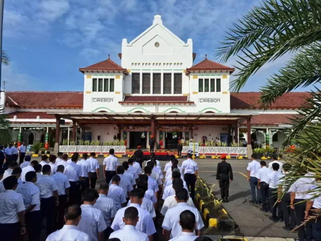 KAI Daop 3 Cirebon Gelar Pasukan Sambut Angkutan Natal 2025 dan Tahun Baru 2026
