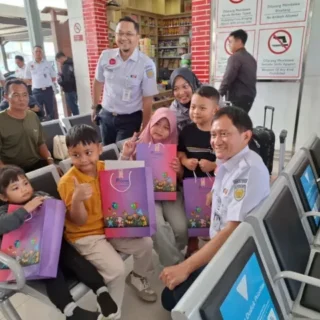 Sambut Nataru, Dirut KAI Menyapa Pelanggan di Cirebon