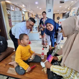 Hari Ibu, KAI Daop 3 Cirebon Tebar Bingkisan ke Pelanggan