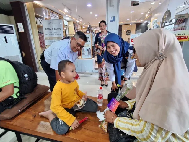 Hari Ibu, KAI Daop 3 Cirebon Tebar Bingkisan ke Pelanggan