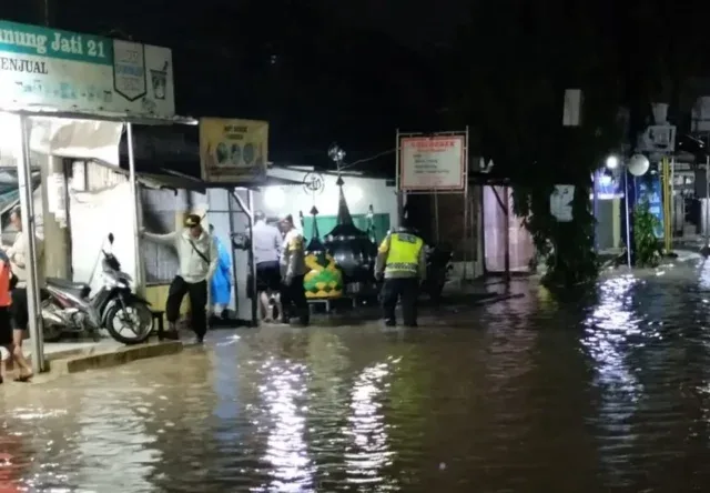 Respon Cepat Polres Cirebon Kota Tangani Genangan Akibat Hujan