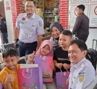 Dirut KAI Tinjau Stasiun Cirebon: Pastikan Layanan Aman dan Nyaman Jelang Libur Nataru 2025