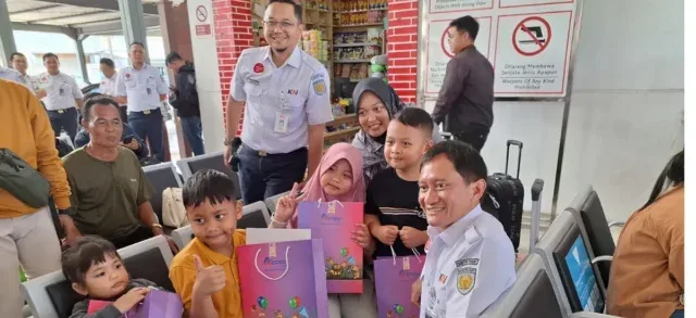 Dirut KAI Tinjau Stasiun Cirebon: Pastikan Layanan Aman dan Nyaman Jelang Libur Nataru 2025