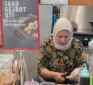 Tahu Gejrot Uti: Kuliner Legendaris Cirebon yang Kini Hadir di Pusat Perbelanjaan Modern
