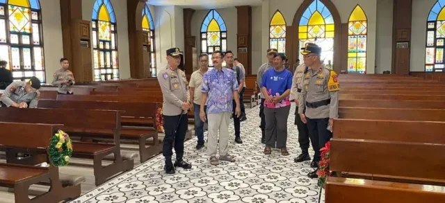 Jelang Natal 2025, Polres Cirebon Kota dan Gegana Sterilisasi Gereja untuk Jamin Keamanan