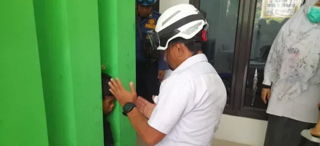 Aksi Cepat Damkar Kota Cirebon Selamatkan Anak Terjepit di Sela Bangunan Puskesmas