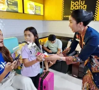 Spesial Hari Ibu, KAI Daop 3 Cirebon Bagikan Bingkisan dan Cokelat untuk Penumpang Perempuan