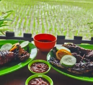 Ikan Bakar Babe Anton, Sensasi Menikmati Seafood di Tengah Sawah Cirebon