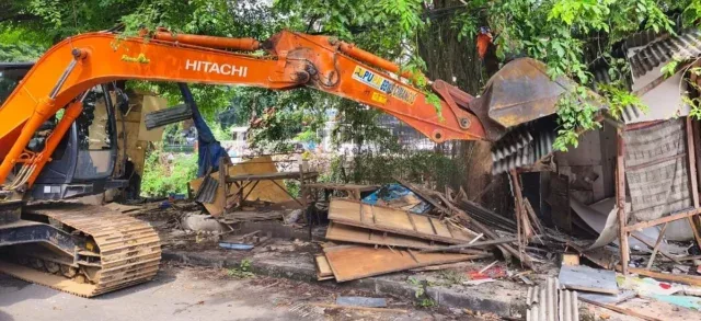 Operasi Penertiban Bantaran Sungai Cirebon : Alat Berat Dikerahkan, Pedagang Difasilitasi Relokasi