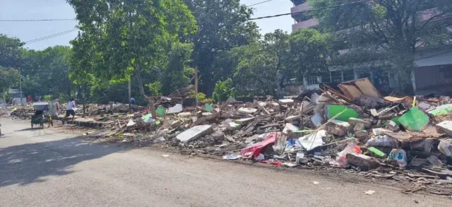 Usai Pembongkaran Bangunan, Bantaran Sungai Sukalila dan Kalibaru Mulai Dibersihkan