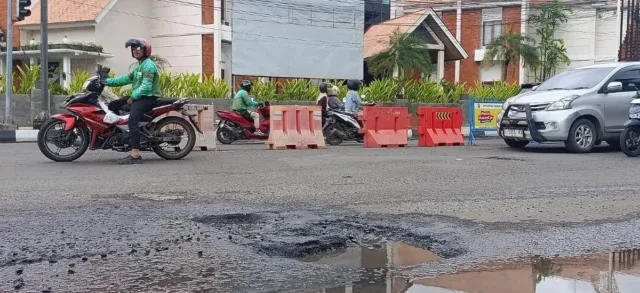 Hujan Deras Picu Jalan Berlubang Kembali Muncul di Kota Cirebon