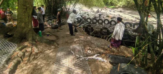Warga Argasunya Kota Cirebon Gotong Royong Bangun Bronjong, Antisipasi Longsor di Kali Benda