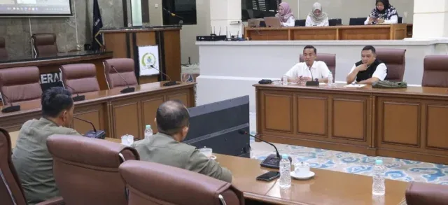 Komisi I DPRD Kota Cirebon Dorong Satpol PP Percepat Penertiban Bangunan di Sempadan Sungai