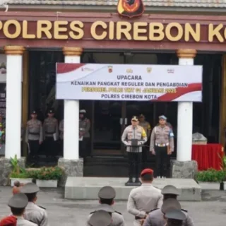 Kapolres Cirebon Kota Pimpin Upacara Kenaikan Pangkat 6 Anggotanya