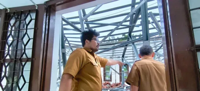 Atap Kantor Disnaker Kota Cirebon Ambruk, Enam Ruangan Rusak Parah