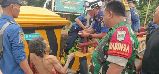 Babinsa Kawal Evakuasi ODGJ di Jembatan Kali Baru, Bukti Sinergi TNI dan Pemda Kota Cirebon