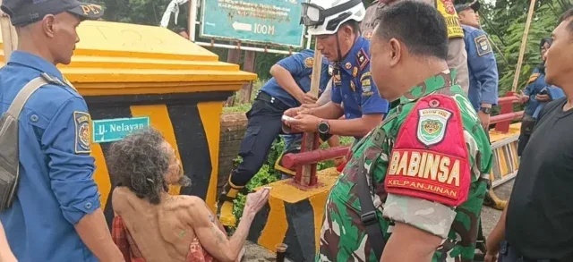 Babinsa Kawal Evakuasi ODGJ di Jembatan Kali Baru, Bukti Sinergi TNI dan Pemda Kota Cirebon