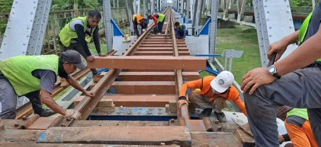 Jaga Keselamatan Perjalanan, KAI Daop 3 Cirebon Gencarkan Pemeliharaan Jalur Kereta