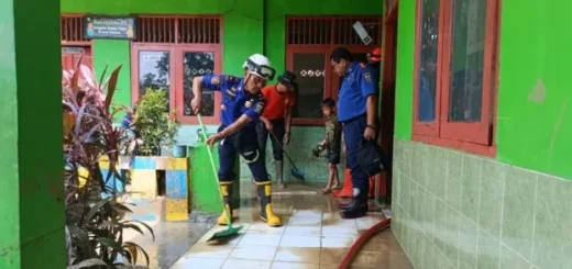 Pasca Banjir Kalijaga, Damkar Kota Cirebon Kerahkan 5 Regu Bersihkan Lumpur
